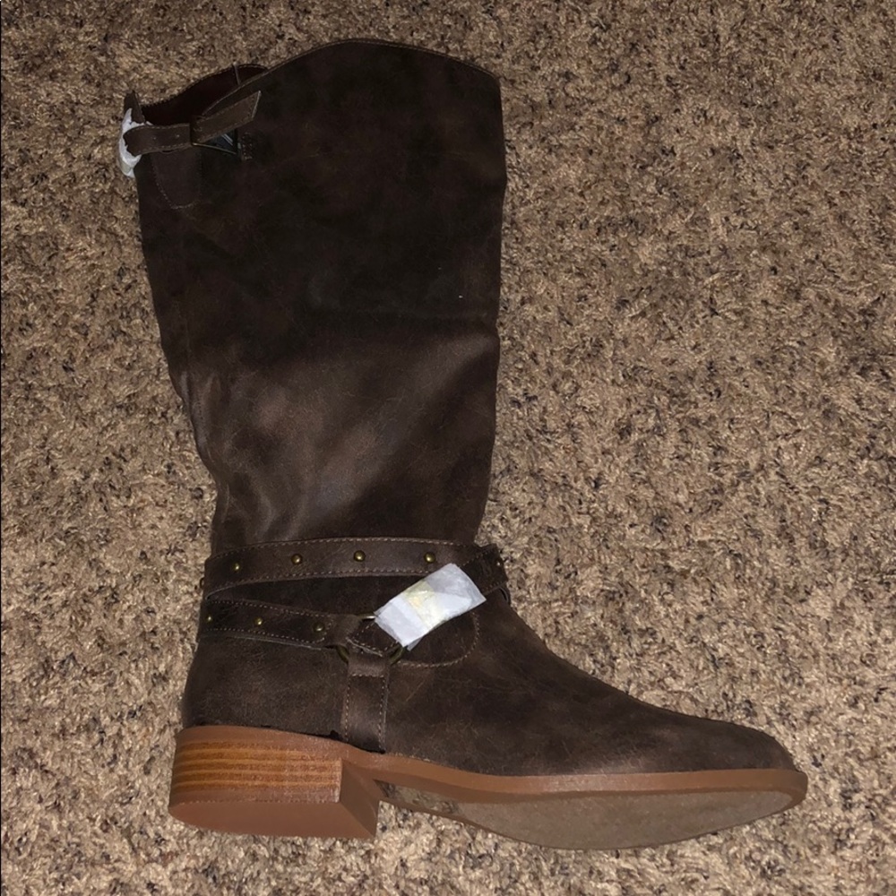 Knee high brown boots new in box.